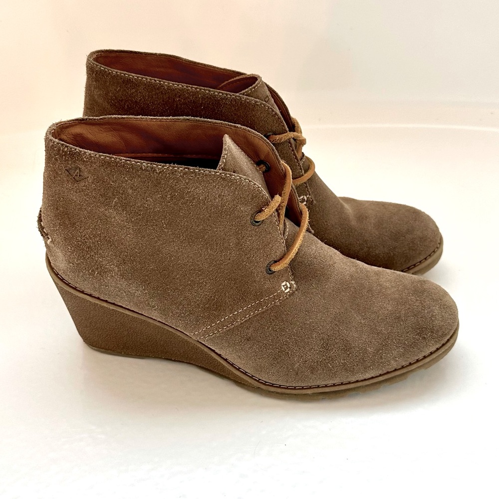 Women's Sperry suede heeled boots sz 9.5